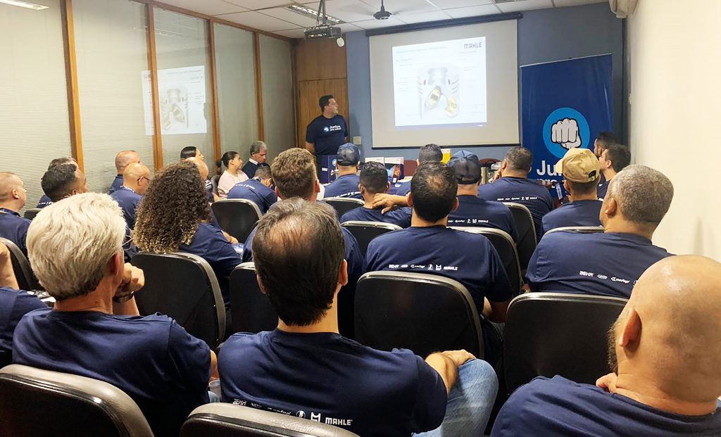 Aparem começa ciclo educacional com palestra sobre motores diesel da Mahle